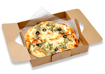 デリバリーの箱に入ったエビとモッツァレラチーズのピザ
